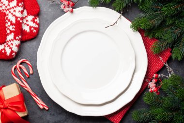 Noel sofrası, boş tabak, hediye kutusu ve Noel süsü. Üst görünüm düzlüğü kopyalama alanı ile yatıyordu