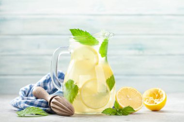 Limonlu sürahi ve ev yapımı limonata. Kopyalama alanı ile