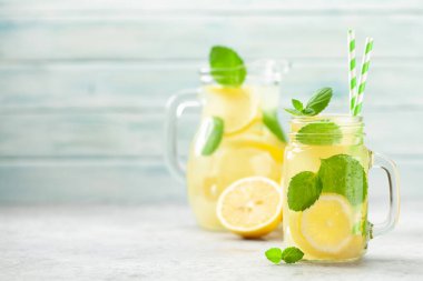 Limonlu mason kavanozu ve naneli ev yapımı limonata. Kopyalama alanı ile