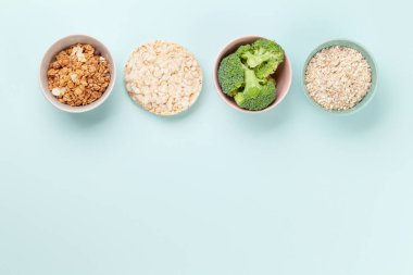 Sağlıklı yemek ve kilo kaybı konsepti. Diyet ve zindelik. Üst görünüm düzlüğü kopyalama alanı ile yatıyordu