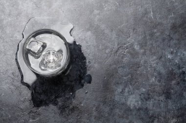 Bir bardak buzlu su. Üst görünüm düzlüğü ile kopyalama alanı