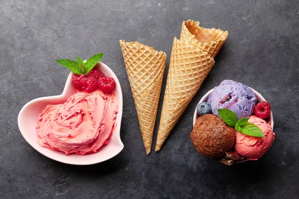 Meyveli Vanilyalı Çikolatalı Dondurma Üst Görünüm Düzlüğü — Stok fotoğraf