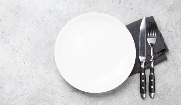 Beyaz Boş Tabak Çatal Bıçak Peçete Üst Görünüm Düz Yemek — Stok fotoğraf