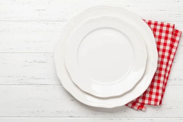 Λευκό Άδειο Πιάτο Και Χαρτοπετσέτα Ξύλινο Τραπέζι Top View Επίπεδη — Φωτογραφία Αρχείου