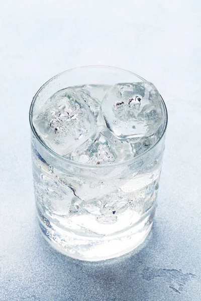 Glas Wasser Mit Eiswürfeln Auf Steintisch — Stockfoto