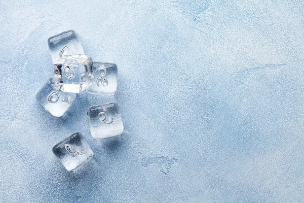 氷のキューブと水は石の背景に落ちる コピースペース付きのトップビューフラットレイ — ストック写真