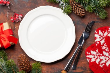 Noel sofrası, boş tabak, hediye kutusu ve Noel süsü. Üst görünüm düzlüğü kopyalama alanı ile yatıyordu