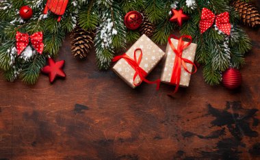 Noel tebrik kartı, köknar ağacı ve ahşap arka planda dekor ve Noel kutlamaları için yer kopyalama kartı. Üst görünüm düzlüğü