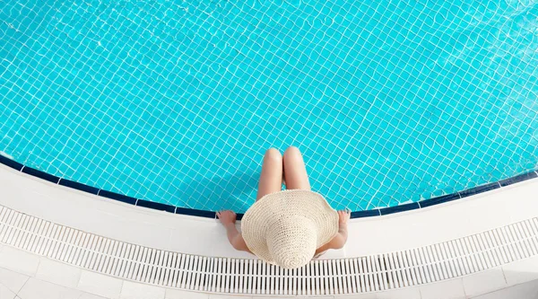 女性は夏休みにスイミングプールでリラックスします 暑い晴れた休日のコンセプト コピースペース付きのトップビューフラットレイ — ストック写真