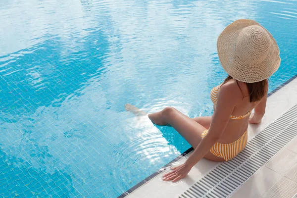 Femme Relaxante Dans Piscine Pendant Les Vacances Été Concept Vacances — Photo