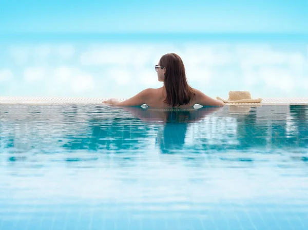 Mujer Relajante Piscina Frente Mar Bokeh Las Vacaciones Verano Concepto — Foto de Stock