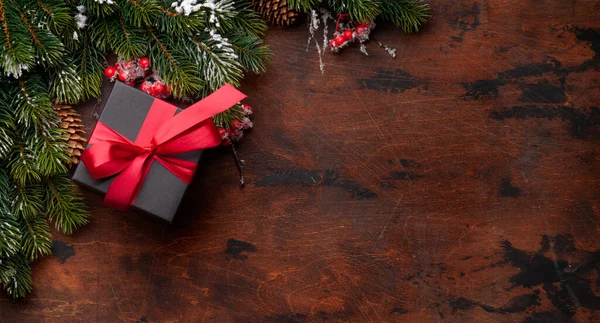 Tarjeta Felicitación Navidad Con Abeto Caja Regalo Sobre Fondo Madera — Foto de Stock