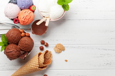 Meyveli, vanilyalı ve çikolatalı dondurma. Üst görünüm düzlüğü kopyalama alanı ile yatıyordu