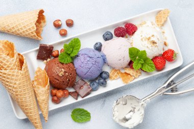 Meyveli, vanilyalı ve çikolatalı dondurma. Üst görünüm düzlüğü