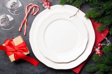 Noel sofrası, boş tabak, hediye kutusu ve Noel süsü. Üst görünüm düzlüğü kopyalama alanı ile yatıyordu
