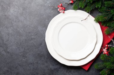 Boş tabak ve Xmas dekorlu Noel masası. Üst görünüm düzlüğü kopyalama alanı ile yatıyordu