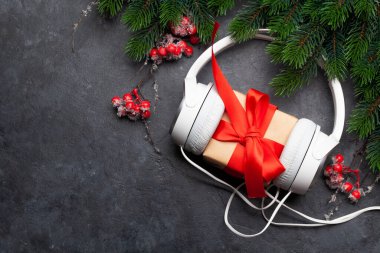 Kulaklıklı ve hediye kutulu Noel tebrik kartı. Üst görünüm düzlüğü kopyalama alanı ile yatıyordu