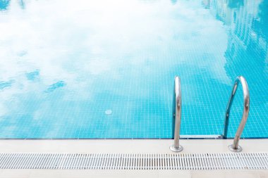Tropik tatil köyünde güneşli bir yüzme havuzu. Kopya alanı olan yaz tatili kavramı