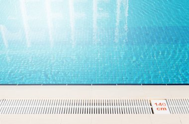 Tropik tatil köyünde güneşli bir yüzme havuzu. Kopya alanı olan yaz tatili kavramı