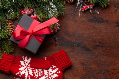 Noel tebrik kartı, köknar ağacı ve ahşap arka planda hediye kutusu ve Noel kutlamaları için yer kopyalama kartı. Üst görünüm düzlüğü