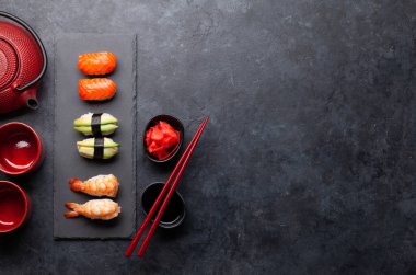 Japon suşi seti. Üst görünüm düzlüğü kopyalama alanı ile yatıyordu