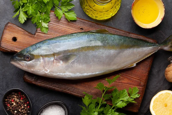 Rohfischkochen Meeresfrüchte Und Zutaten Für Das Abendessen Auf Einem Steintisch — Stockfoto
