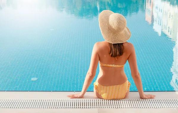 Mujer Relajante Piscina Vacaciones Verano Concepto Vacaciones Soleado Caliente Con — Foto de Stock