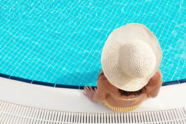 女性は夏休みにスイミングプールでリラックスします 暑い晴れた休日のコンセプト コピースペース付き — ストック写真