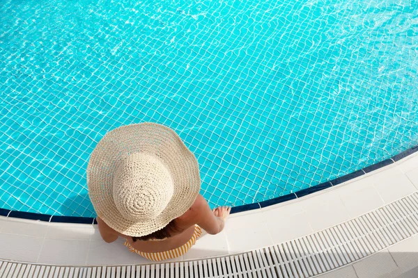 女性は夏休みにスイミングプールでリラックスします 暑い晴れた休日のコンセプト コピースペース付きのトップビューフラットレイ — ストック写真