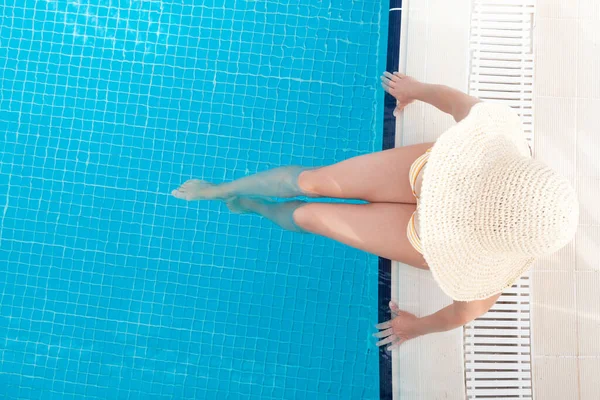 Mujer Relajante Piscina Vacaciones Verano Concepto Vacaciones Soleado Caliente Vista — Foto de Stock
