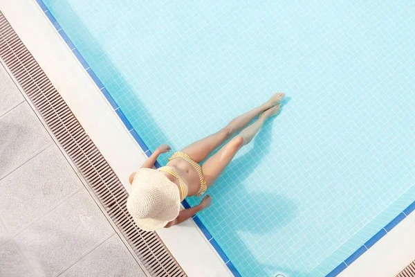 Mujer Relajante Piscina Vacaciones Verano Concepto Vacaciones Soleado Caliente Vista — Foto de Stock