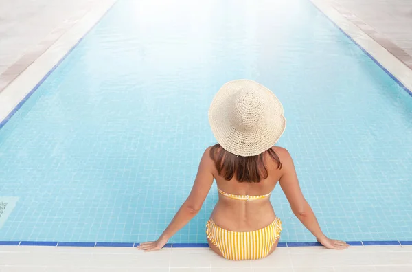 Mujer Relajante Piscina Vacaciones Verano Concepto Vacaciones Soleado Caliente Con — Foto de Stock