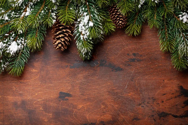 Kerstkaart Met Dennenboom Dennenappels Houten Achtergrond Kopieerruimte Voor Kerstgroeten Bovenaanzicht — Stockfoto