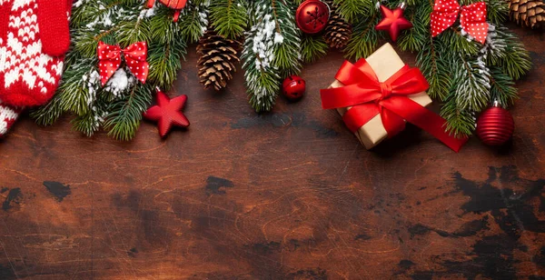 Kerstkaart Met Dennenboom Decoratie Houten Achtergrond Kopieer Ruimte Voor Kerstgroeten — Stockfoto