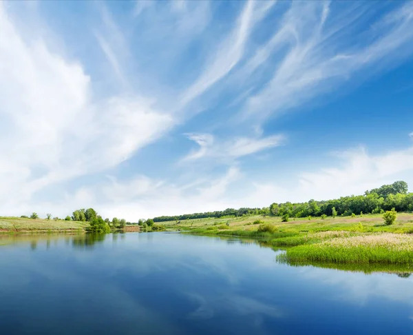 Paisagem Com Campos Lagoa Colinas Céu Cênico Sunny Cena Verão — Fotografia de Stock