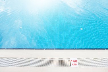 Tropik tatil köyünde güneşli bir yüzme havuzu. Kopya alanı olan yaz tatili kavramı