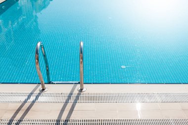 Tropik tatil köyünde güneşli bir yüzme havuzu. Kopya alanı olan yaz tatili kavramı