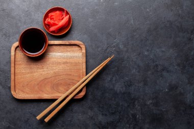 Suşin ve makin için tahta tabak ve çubuk. Japon yemek menüsü arka planı. Üst görünüm düzlüğü kopyalama alanı ile yatıyordu