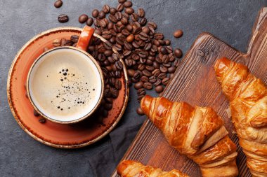 Kahvaltıda Espresso kahvesi ve kruvasan. Üst görünüm düzlüğü