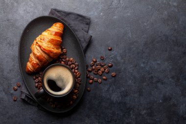 Kahvaltı için Espresso kahve ve kruvasan. Üst görünüm düzlüğü kopyalama alanı ile yatıyordu