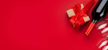 Sevgililer Günü ya da içinde şarap ve hediye kutusu olan Noel tebrik kartı. Selamlarınız için en iyi manzara. Düz yatıyordu