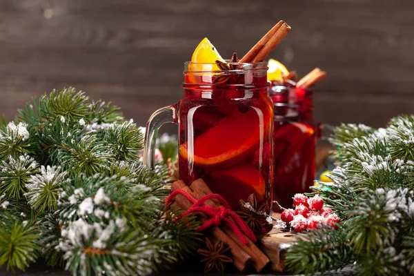 クリスマスはスパイスと柑橘類とクリスマスツリーとワインをボラ — ストック写真