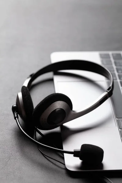 Kulaklık Dizüstü Bilgisayarlı Bir Ofis Masası Uzaktan Ofis Konseptinden Çalışma — Stok fotoğraf
