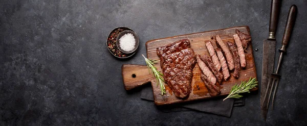 Bistecca Manzo Alla Griglia Tavola Legno Vista Dall Alto Posa — Foto Stock