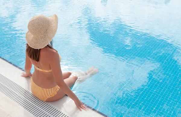 女性は夏休みにスイミングプールでリラックスします コピースペースとの熱い晴れた休日の概念 — ストック写真