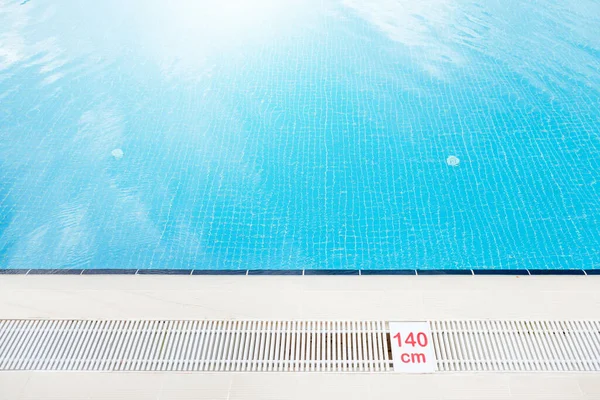 Tropik tatil köyünde güneşli bir yüzme havuzu. Kopya alanı olan yaz tatili kavramı