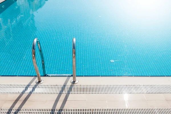 Tropik tatil köyünde güneşli bir yüzme havuzu. Kopya alanı olan yaz tatili kavramı