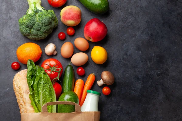 Diferentes Alimentos Bolsa Papel Reciclaje Mesa Piedra Vista Superior Plano — Foto de Stock