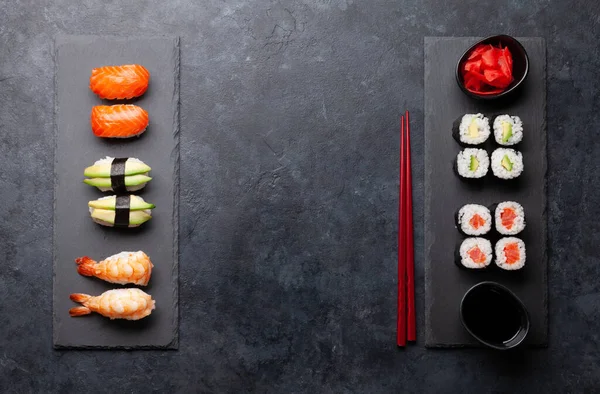 Sushis Japonais Sur Plaque Pierre Vue Dessus Plat Avec Espace — Photo