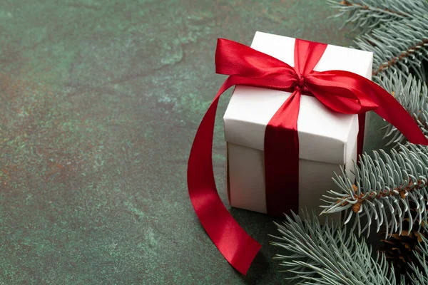Χριστουγεννιάτικη Ευχετήρια Κάρτα Έλατο Και Κουτί Δώρου Πέτρινο Φόντο Και — Φωτογραφία Αρχείου